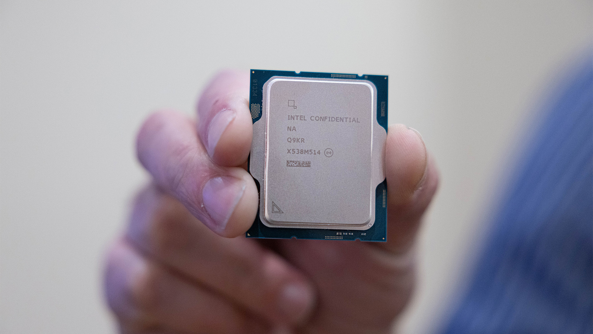 Intel Core 시리즈 2 프로세서의 근접 촬영 사진이다.