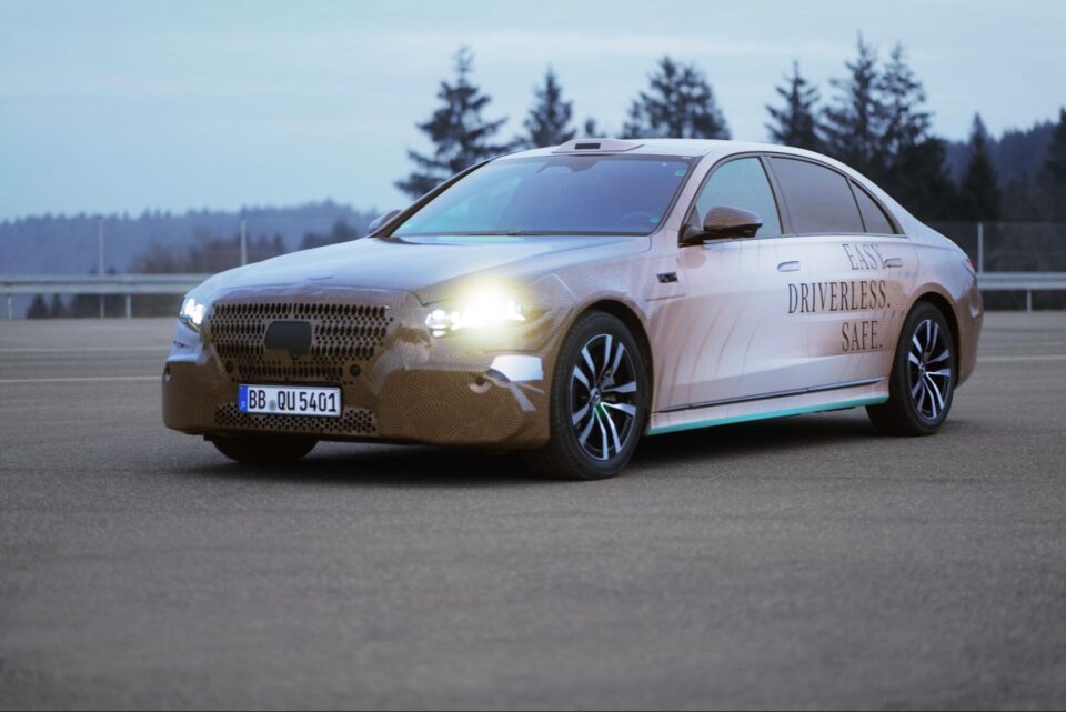 차체 측면에 'EASY. DRIVERLESS. SAFE.' 문구가 적힌 메르세데스-벤츠 S-클래스 자율주행 테스트 차량의 모습이다.
