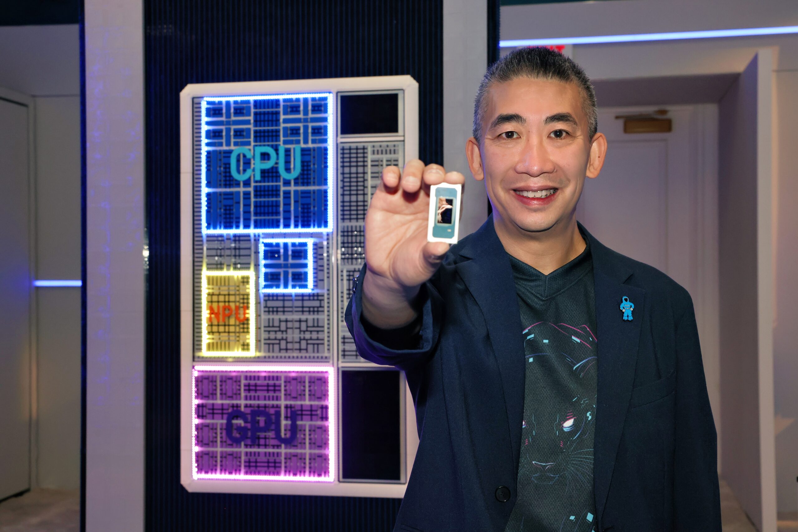 실제 Intel Core Ultra Series 3 프로세서를 들고 있는 엔지니어