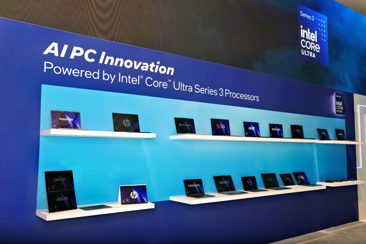 CES 2026 전시장에 진열된 다양한 제조사의 인텔 코어 울트라 시리즈 3 탑재 노트북들