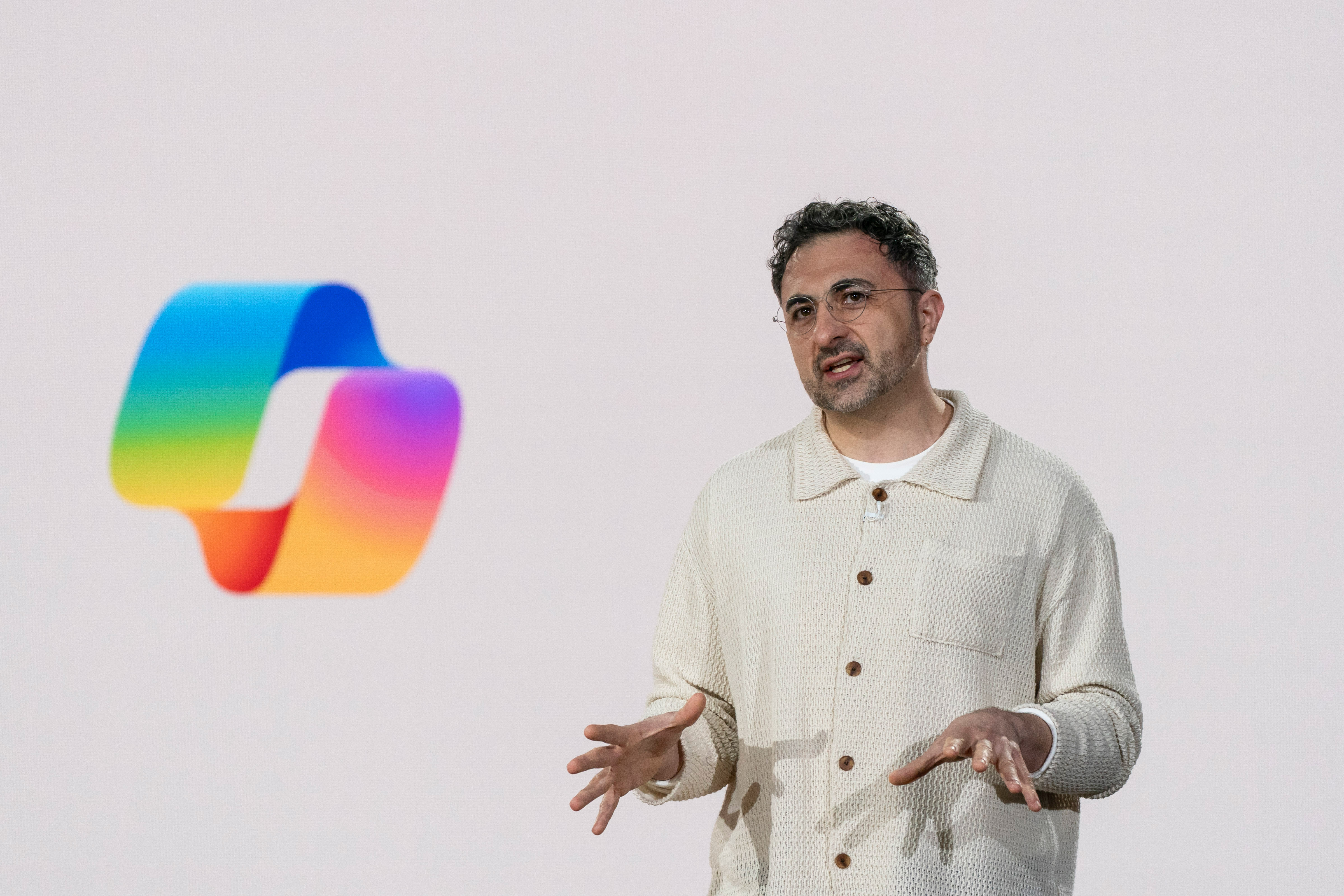 Microsoft AI의 CEO인 Mustafa Suleyman이 행사에서 연설하는 모습