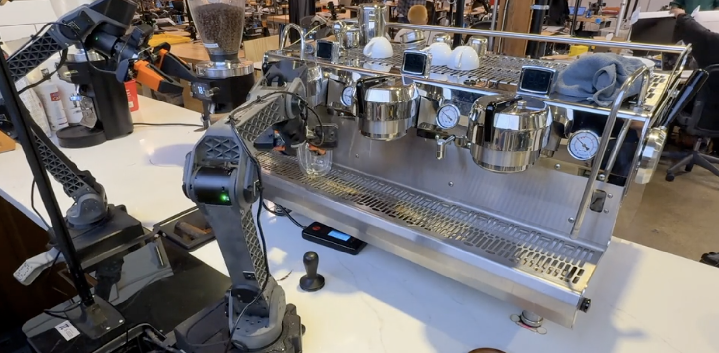 Physical Intelligence의 로봇 팔이 커피 머신을 조작하는 모습