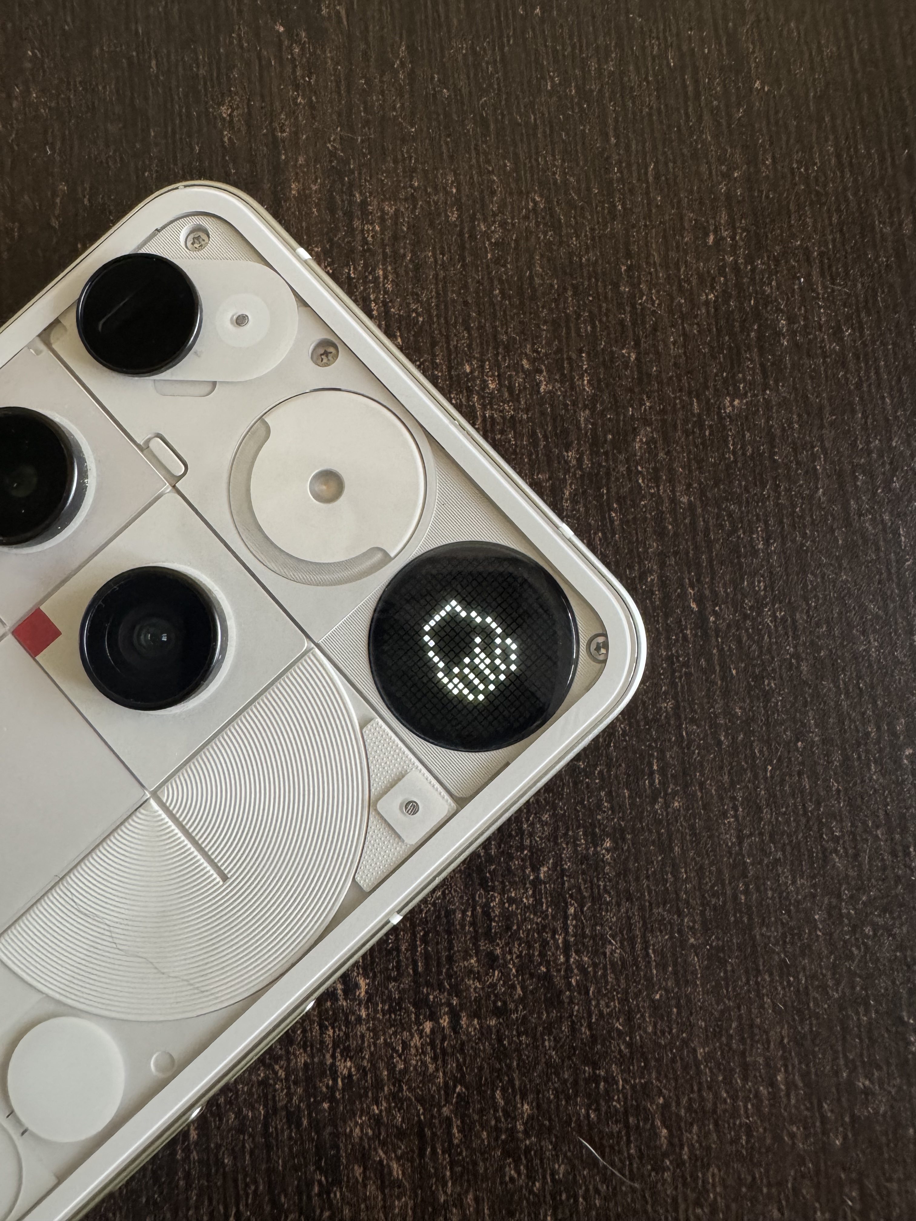 Nothing 폰의 후면 디자인과 글리프 인터페이스가 강조된 모습이다.