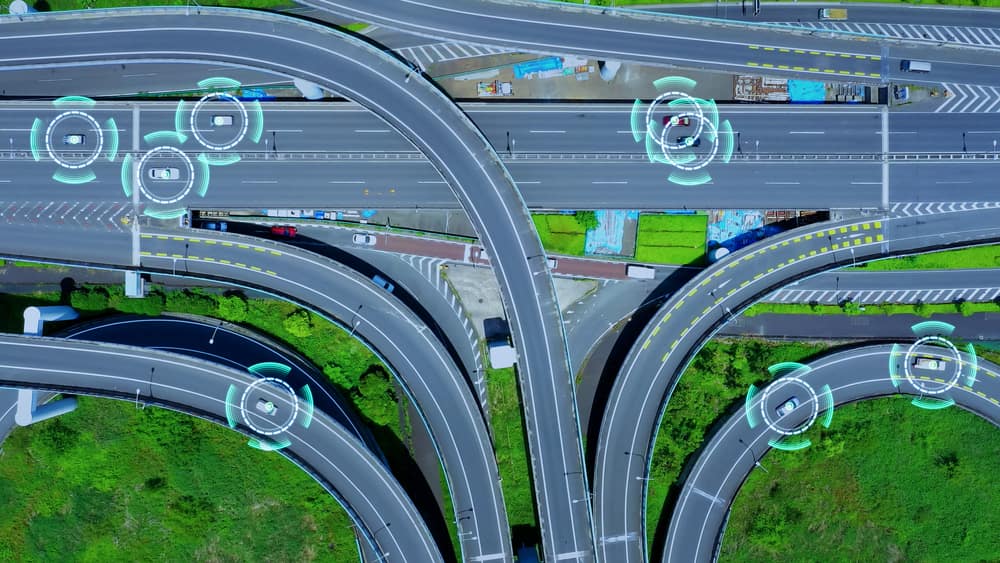 복잡한 교차로에서 여러 차량이 센서로 상호작용하는 자율주행 기술 컨셉 이미지