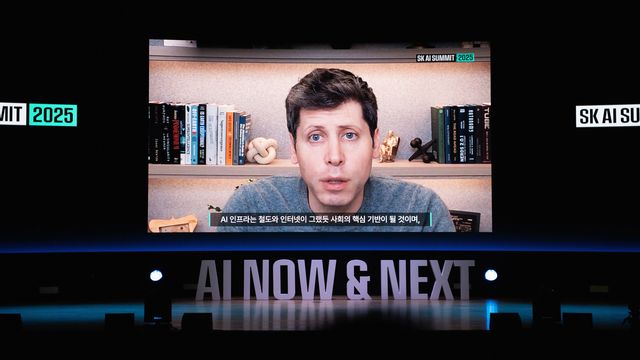 OpenAI의 샘 알트먼이 화면에 등장한 모습