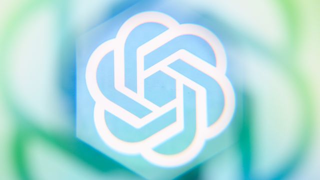 OpenAI의 로고가 흐릿하게 표시된 이미지