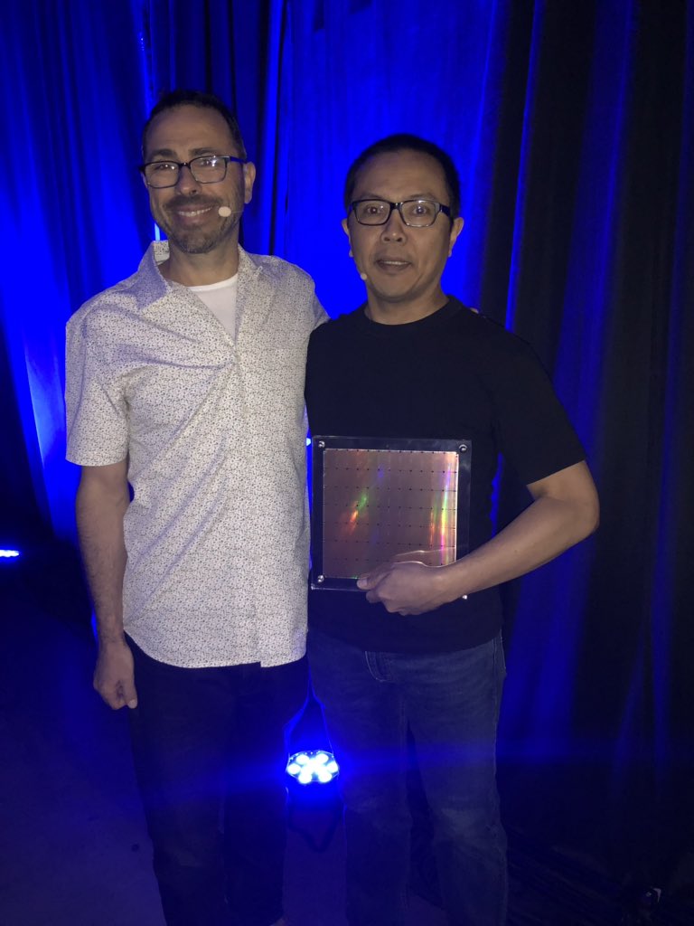 Cerebras CEO Andrew Feldman과 Ben Lorica가 웨이퍼 스케일 엔진(WSE) 칩을 들고 있는 사진