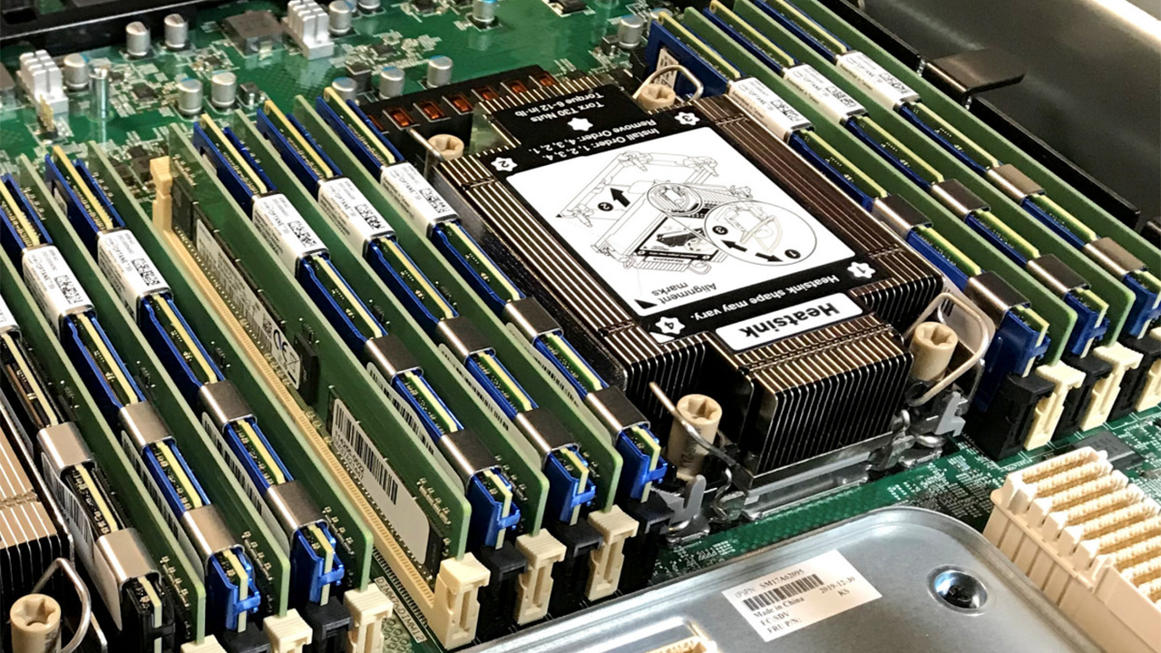Intel Optane Persistent Memory 모듈이 장착된 워크스테이션 내부 모습.