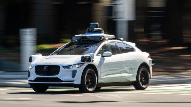 지붕에 센서 스택이 장착된 Waymo 자율주행 차량.