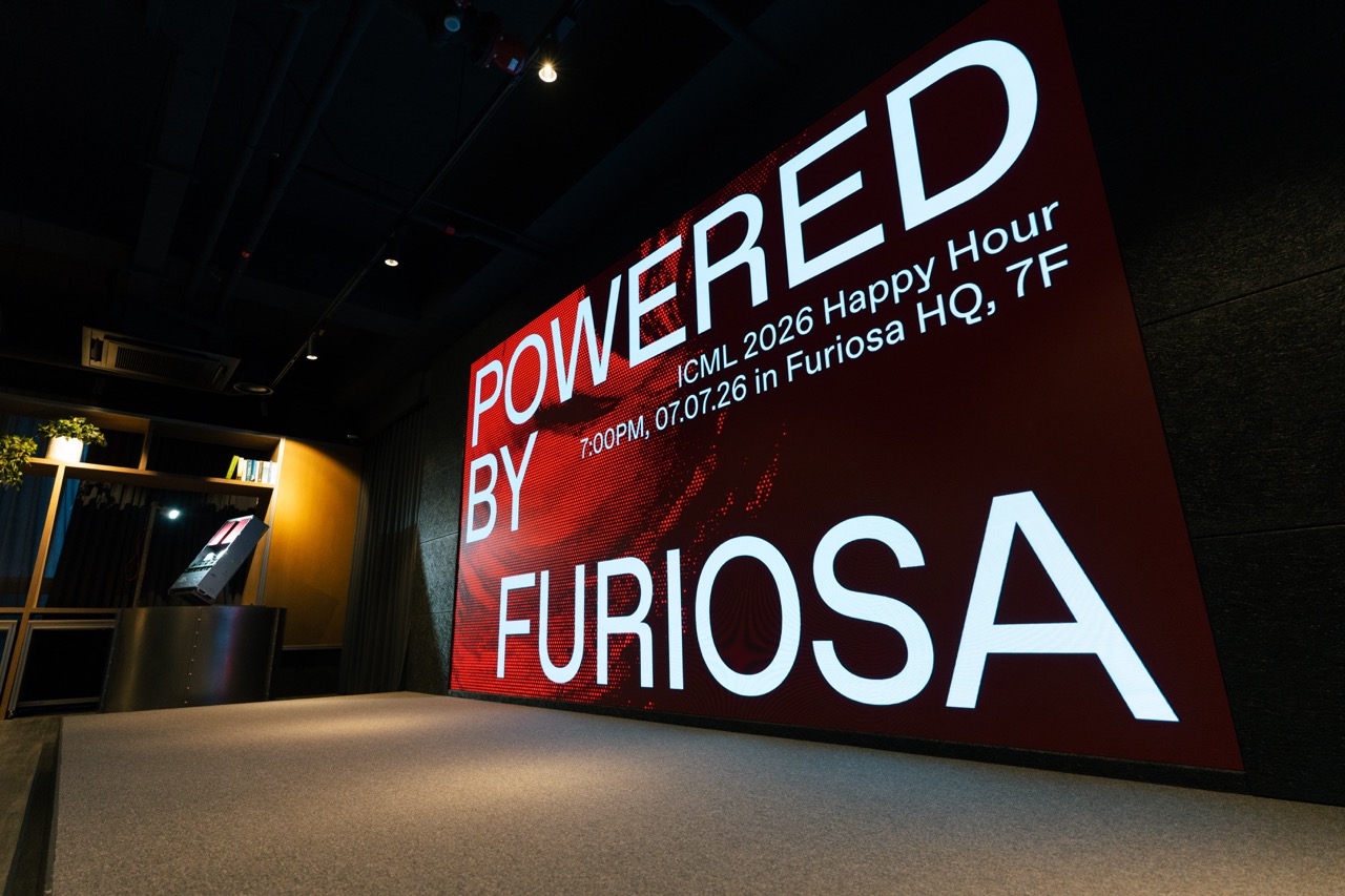 행사장 내부 무대와 대형 스크린에 'POWERED BY FURIOSA'가 표시된 사진.