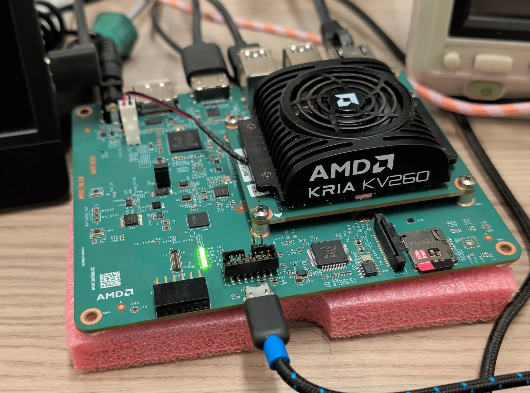 AMD Kria KV260 보드 전경과 Kria 쿨링 하우징이 보이는 사진