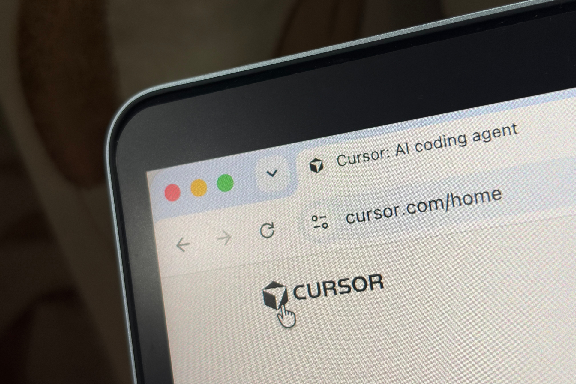 노트북 화면에 Cursor 웹사이트와 ‘Cursor: AI coding agent’라는 문구가 표시돼 있습니다.