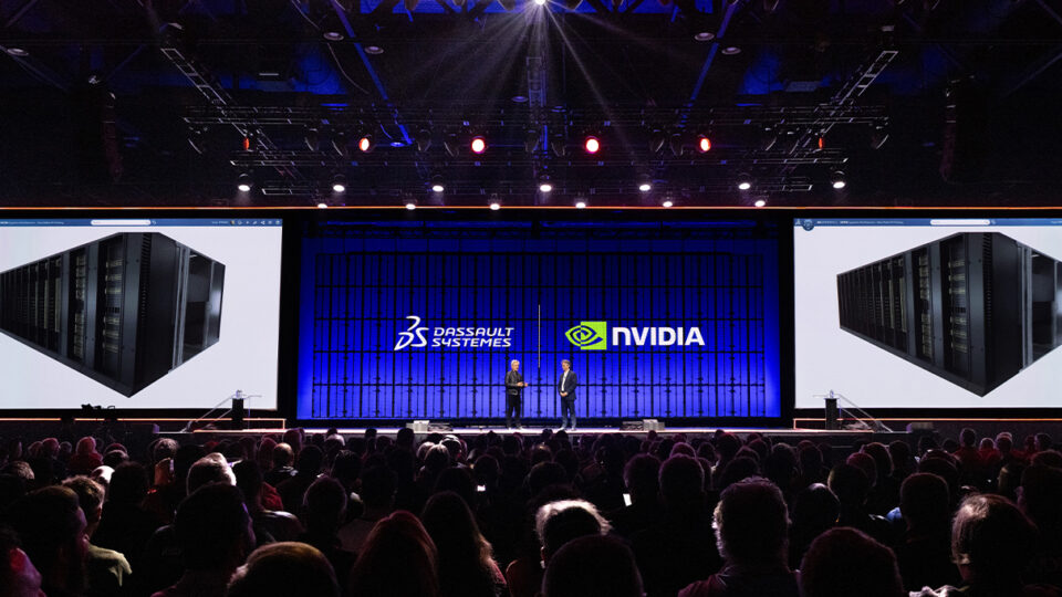 NVIDIA CEO 젠슨 황이 무대 위에서 Dassault Systèmes 로고와 서버 이미지를 배경으로 발표하는 모습이다.