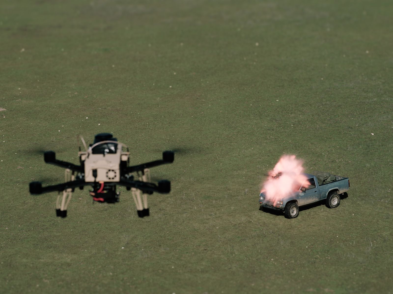 Scout AI의 드론이 목표 트럭을 타격하여 폭발하는 순간을 포착한 장면
