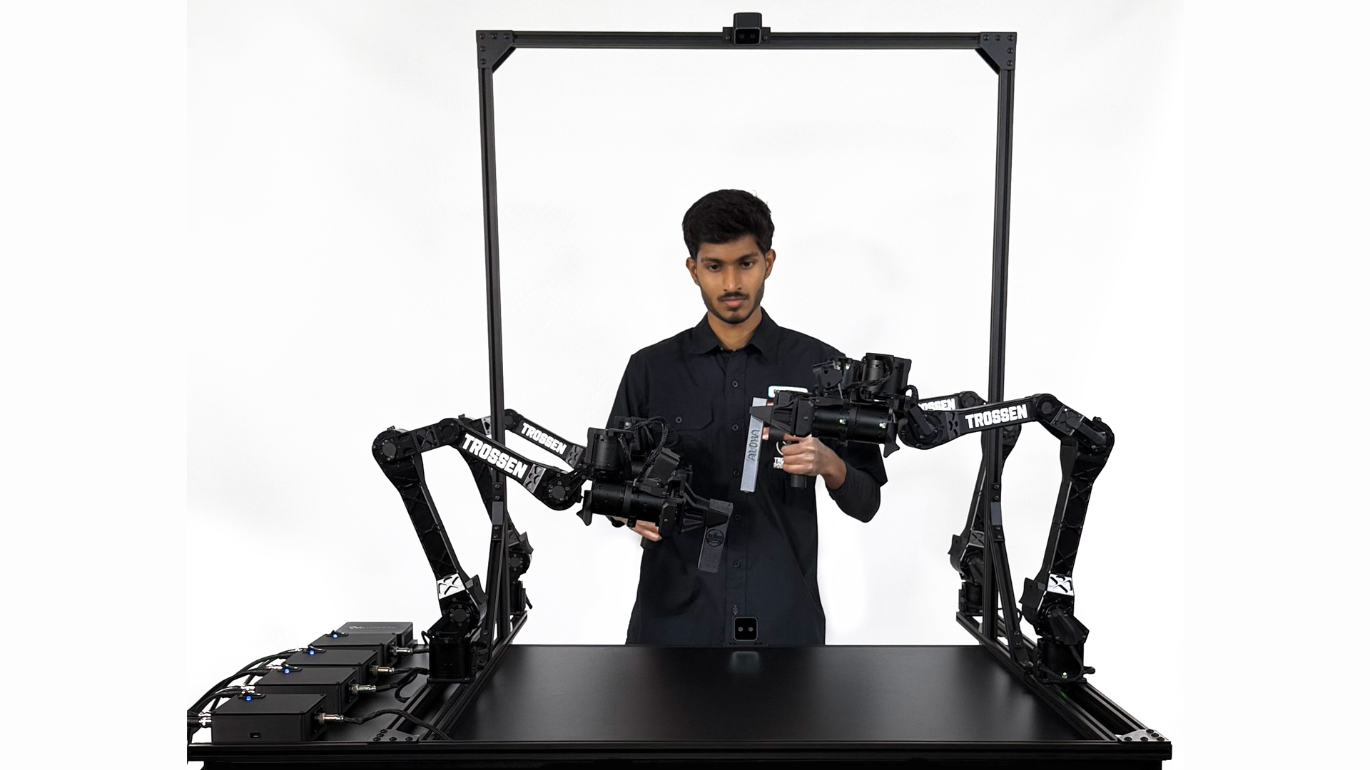 Trossen Robotics의 로봇 팔 테스트 환경.