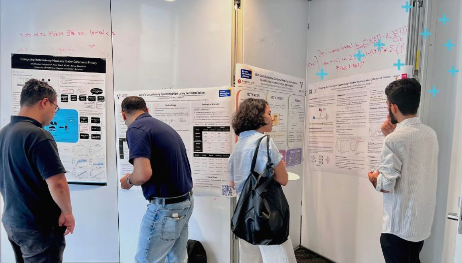 ML 보안 및 프라이버시 워크숍에서 연구 포스터를 검토하는 모습